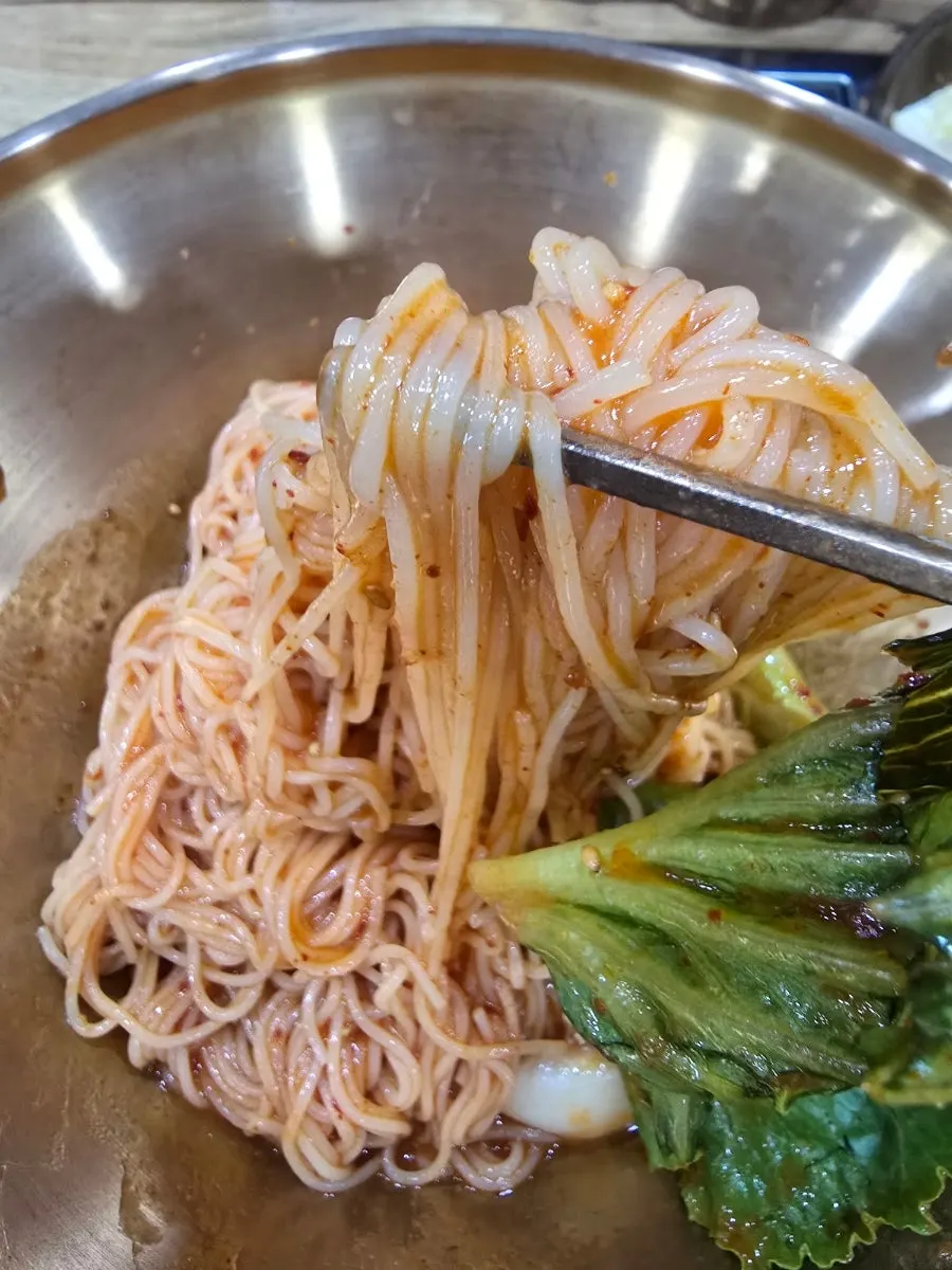 상추를 올린 매콤달콤한 비빔국수