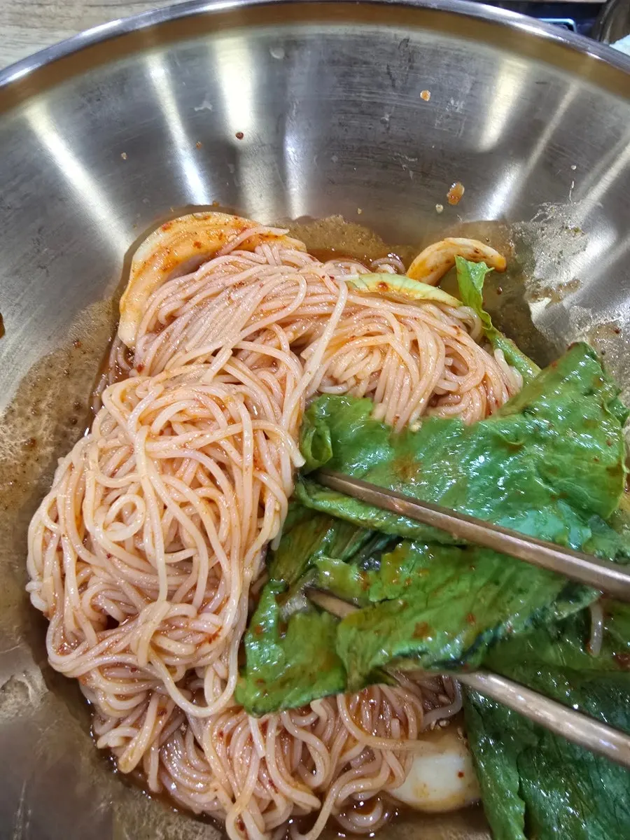붉은 양념장으로 비빈 천제국수 비빔국수