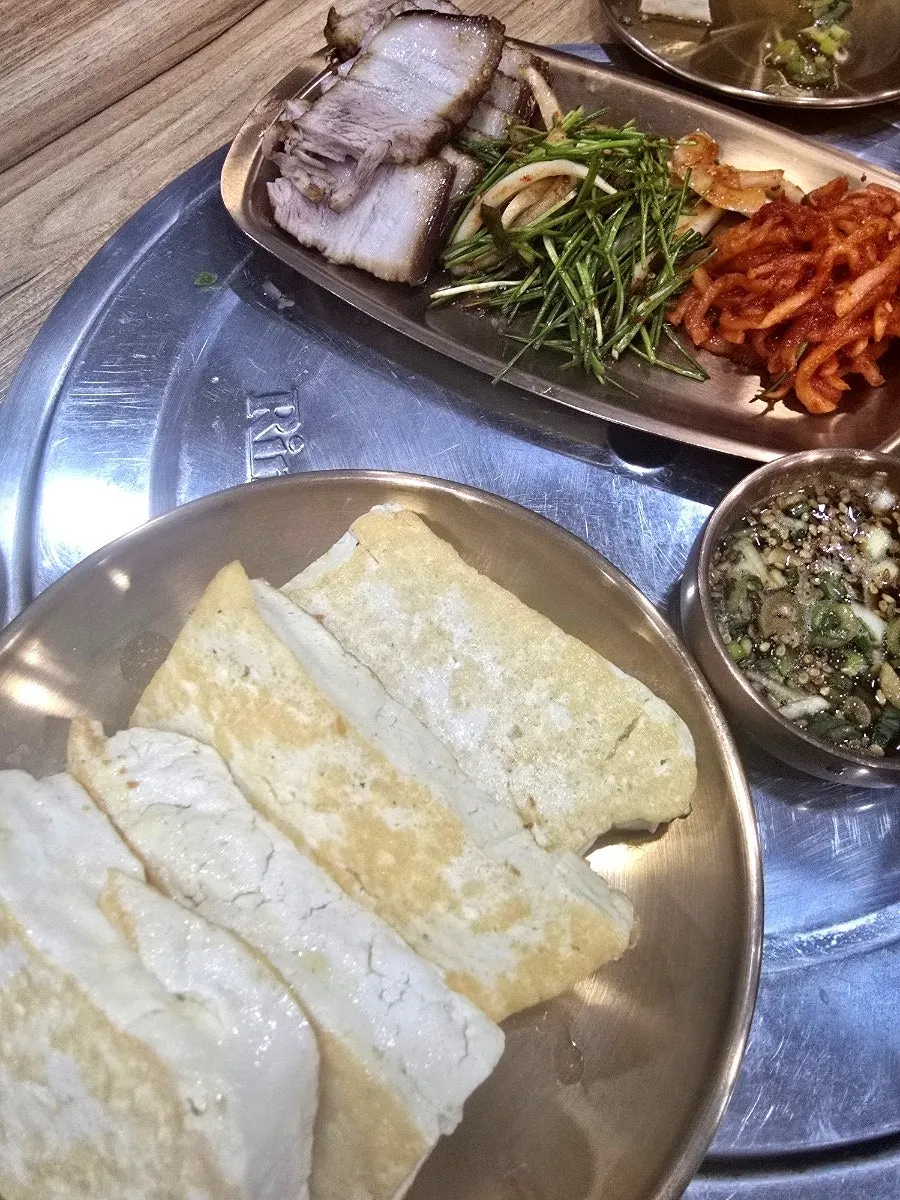 천제국수의 정갈한 밑반찬과 직접 담근 김치
