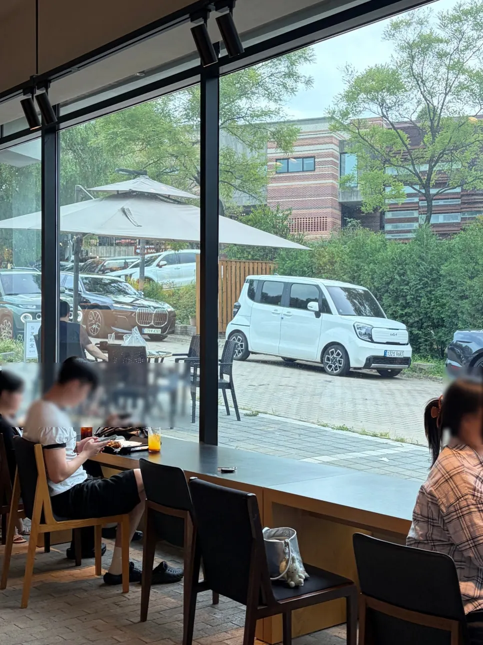 흑사당 통창 좌석 공간
