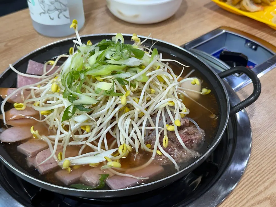 주문한 얼큰 부대찌개 한 냄비