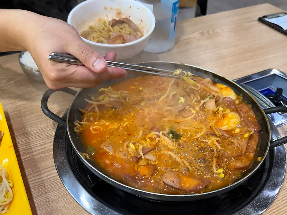 햄과 소시지, 콩나물이 든 부대찌개