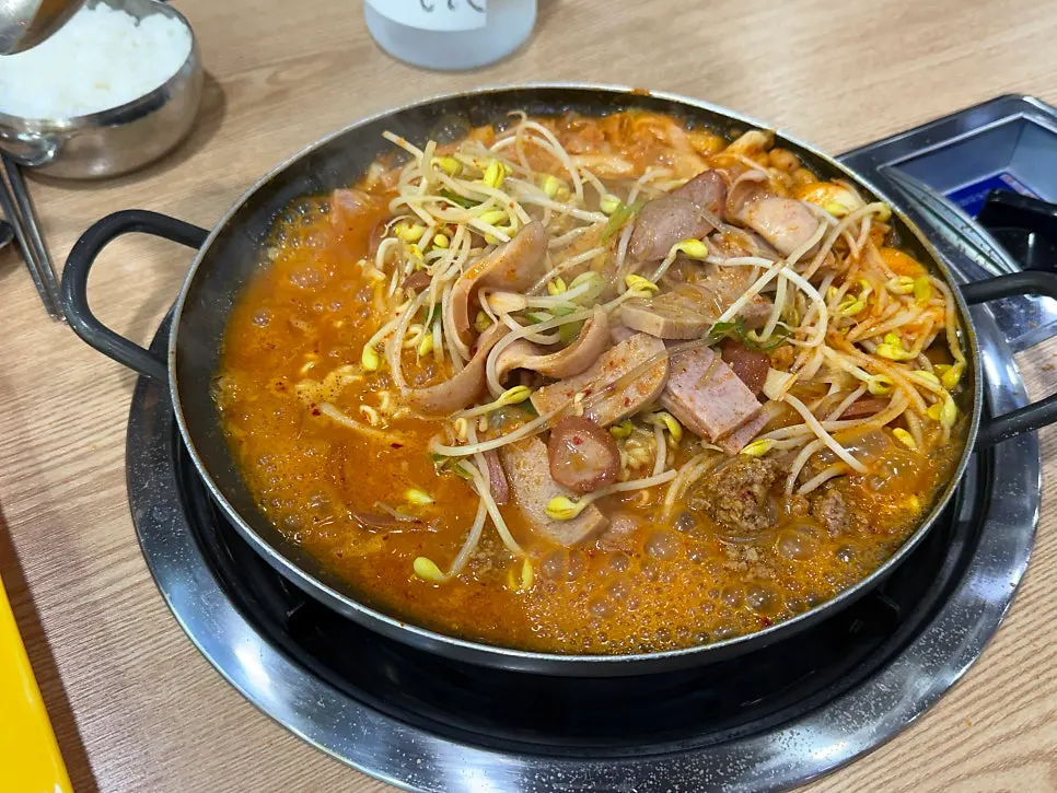 테이블에서 끓이는 칼칼한 부대찌개