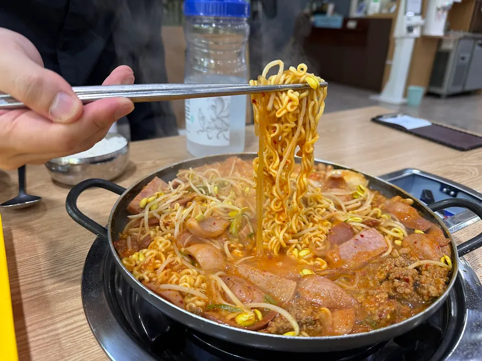 국물이 밴 라면사리