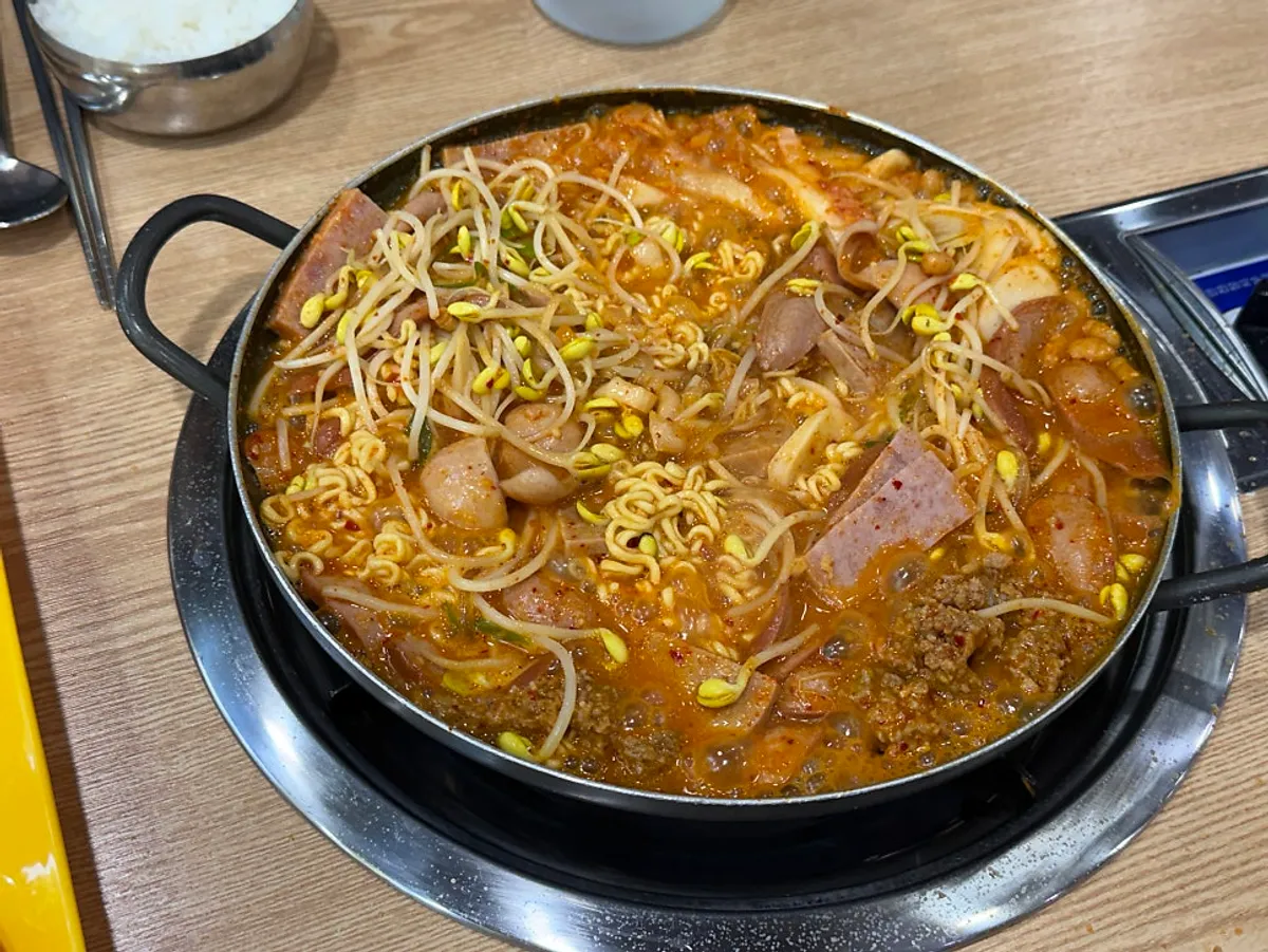 라면사리와 밥을 곁들인 부대찌개 한 끼