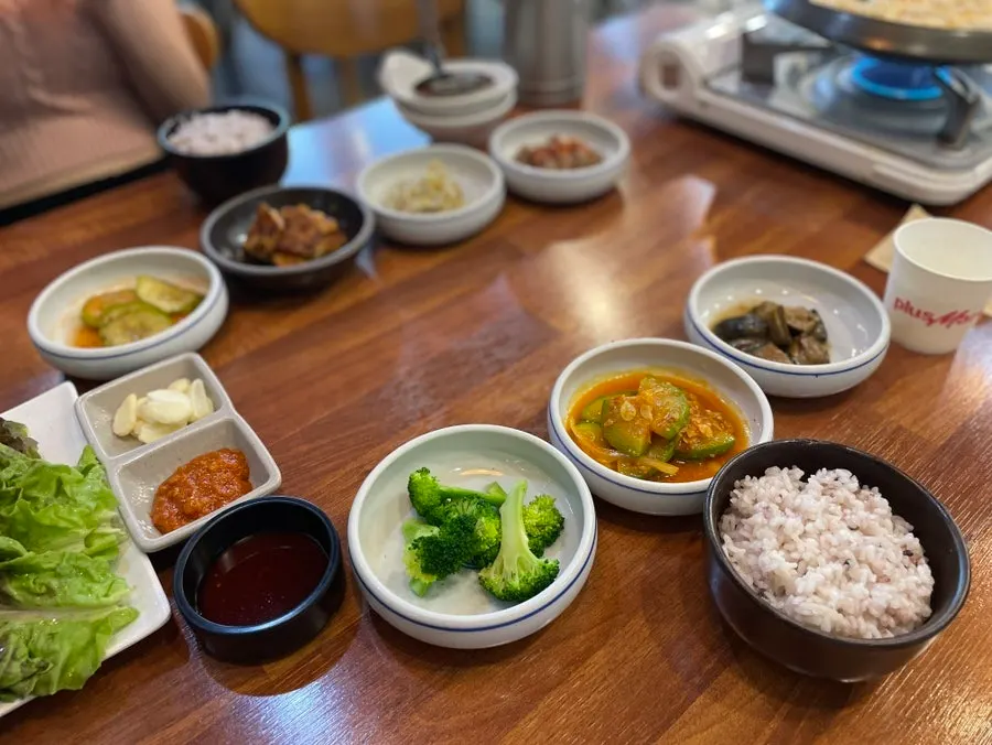 돼지불고기와 코다리조림이 함께 나온 밥상