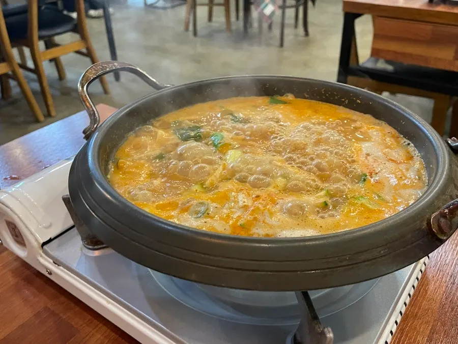 뚝배기에 끓여 나온 청국장
