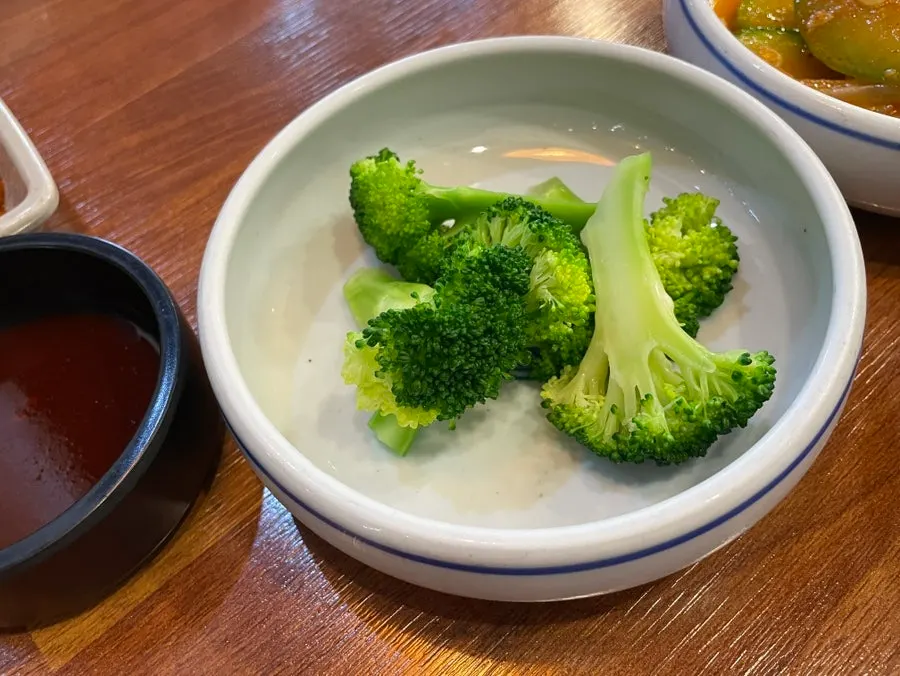 하나씩 차려진 기본찬 접시들