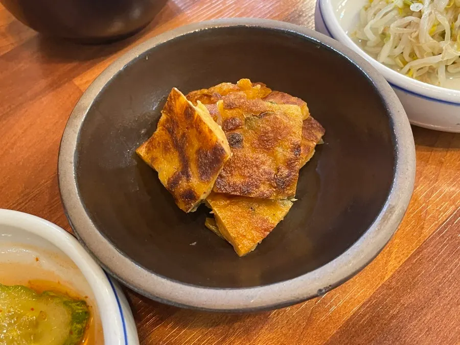 도토리묵과 콩나물무침 반찬 접시