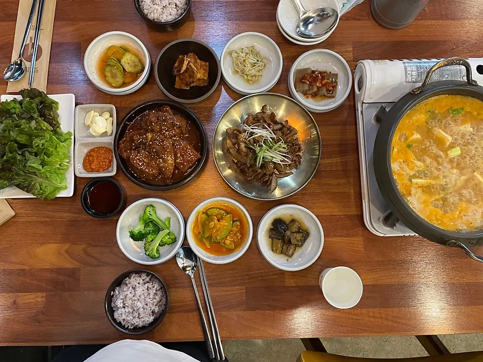 메인으로 나온 돼지불고기와 코다리조림