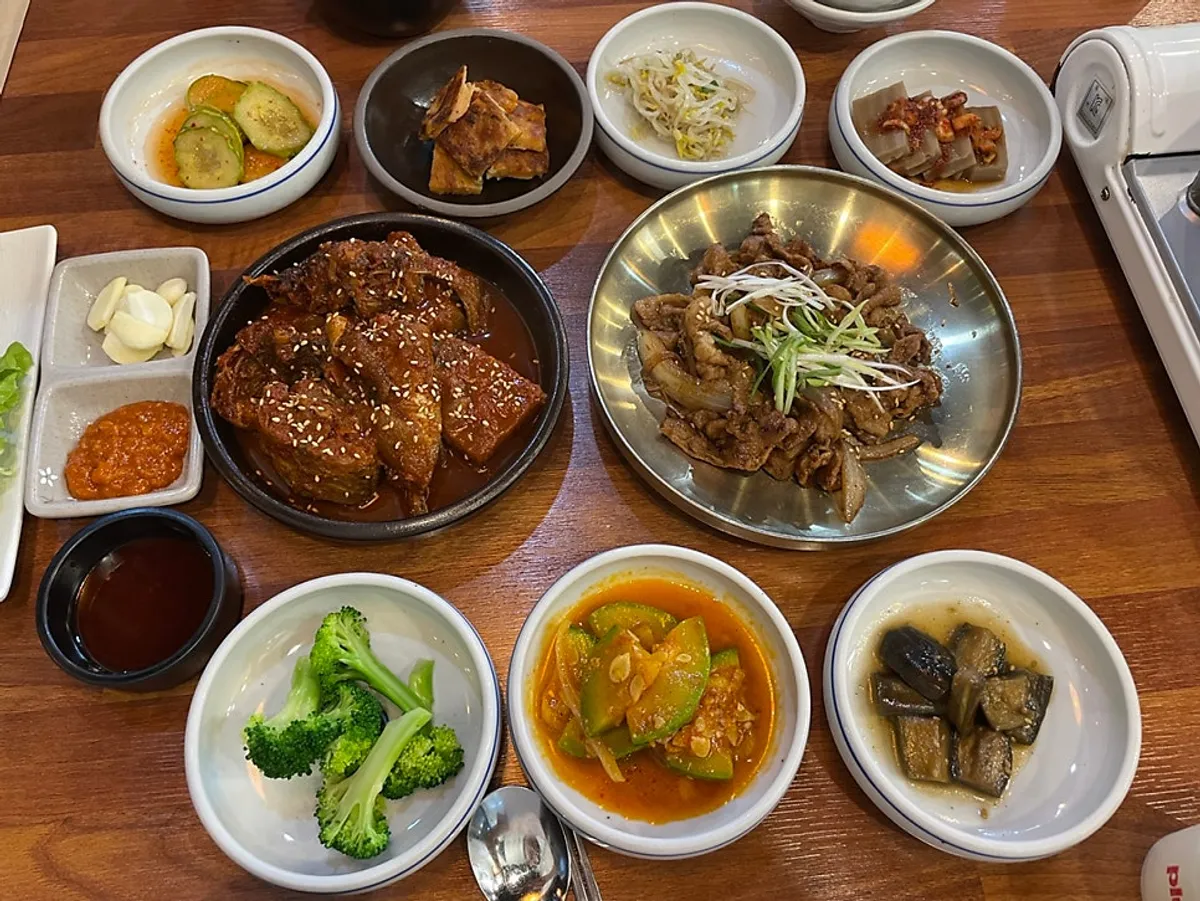 밥 위에 올린 돼지불고기 한 점