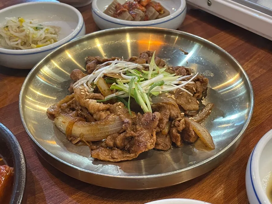 쌈채소에 불고기를 올려 싸 먹는 모습