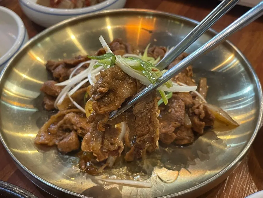반찬과 함께 곁들인 돼지불고기