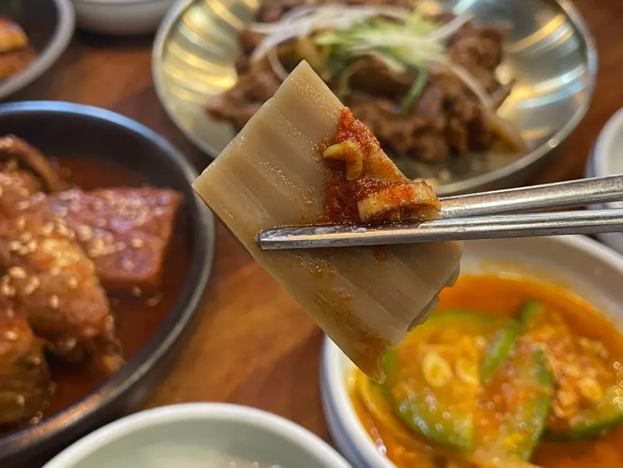메인 메뉴와 기본찬을 함께 먹는 한상
