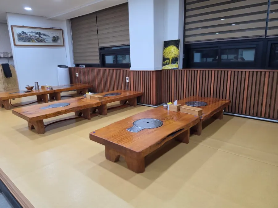 Table seating and floor seating at Cheonje Guksu