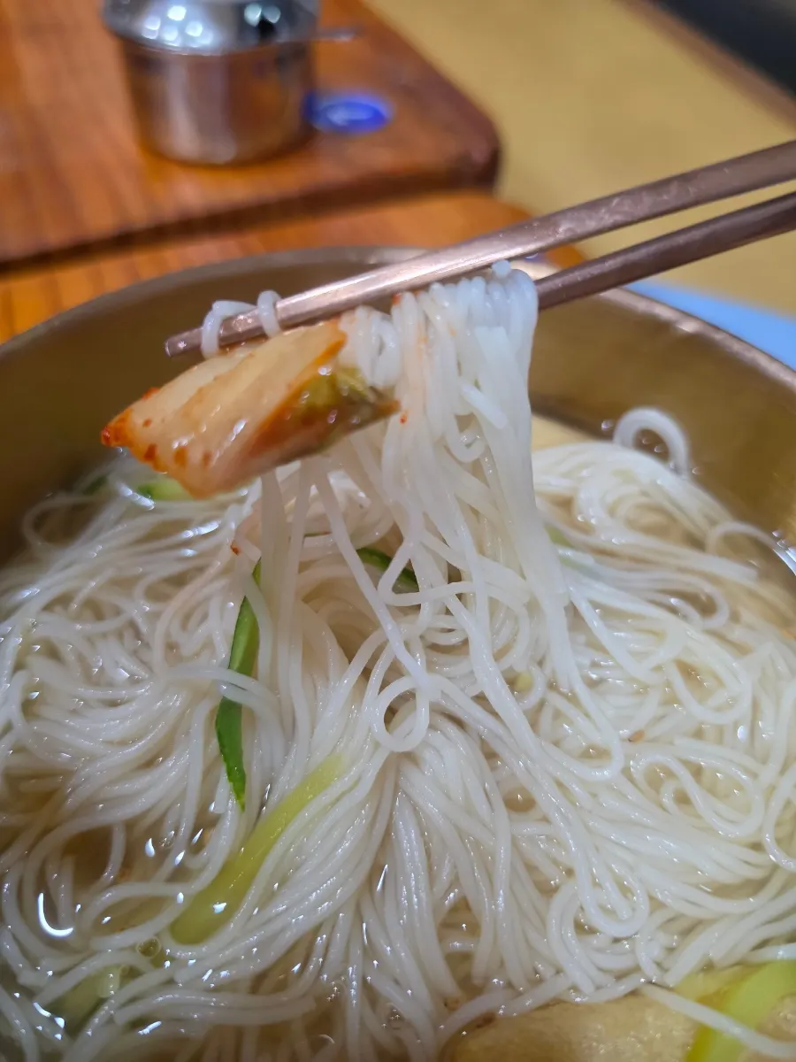 Janchi guksu eaten with kimchi