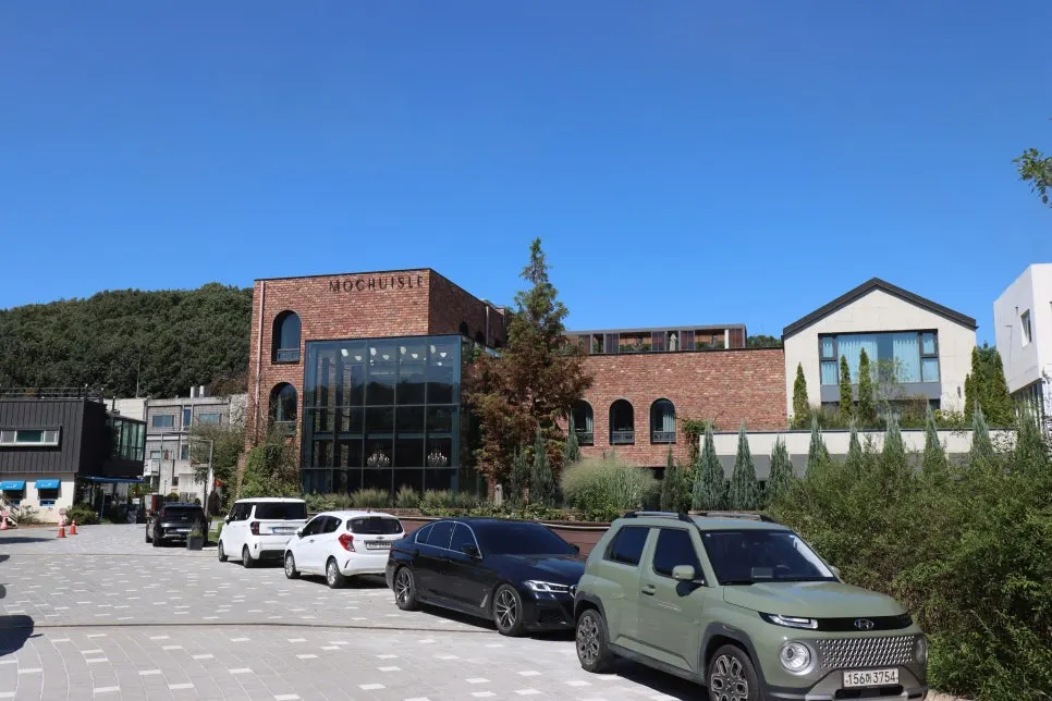모쿠슈라테이블 카페 외관과 주변 공간
