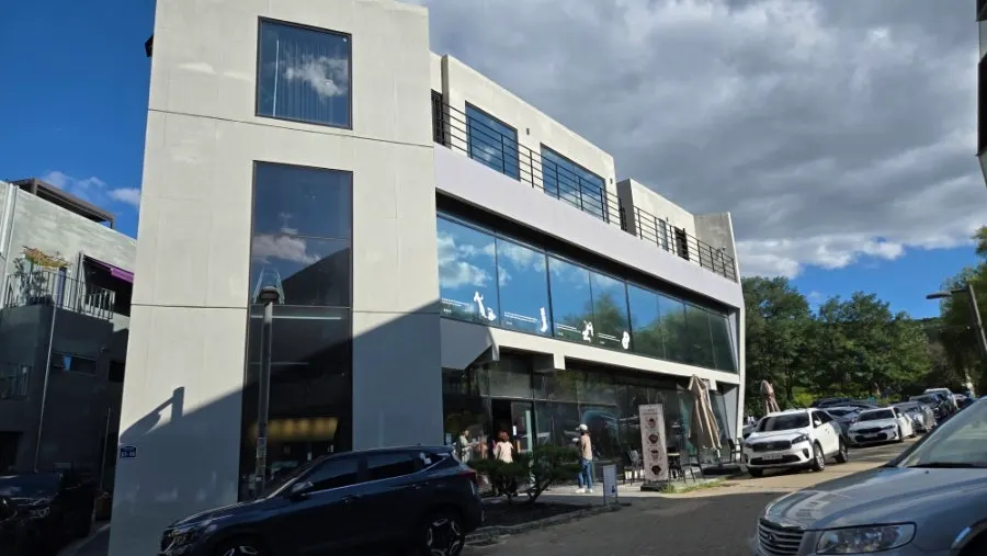 Standalone building exterior of Heuksadang on Heyrimaeul-gil
