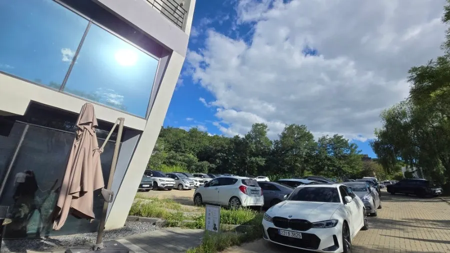 Heuksadang's business hours and information signage