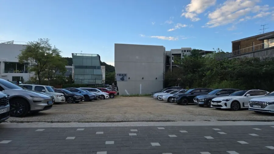 Open lot parking area next to the Heuksadang building
