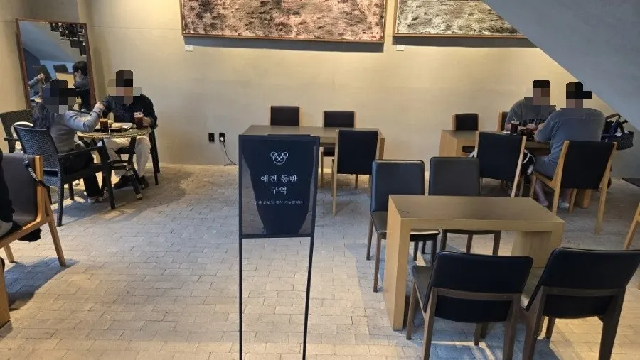 Dog-friendly zone on Heuksadang's first floor