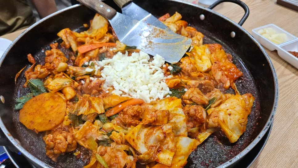 파주 맘스의정부부대찌개 치즈닭갈비 표지 이미지