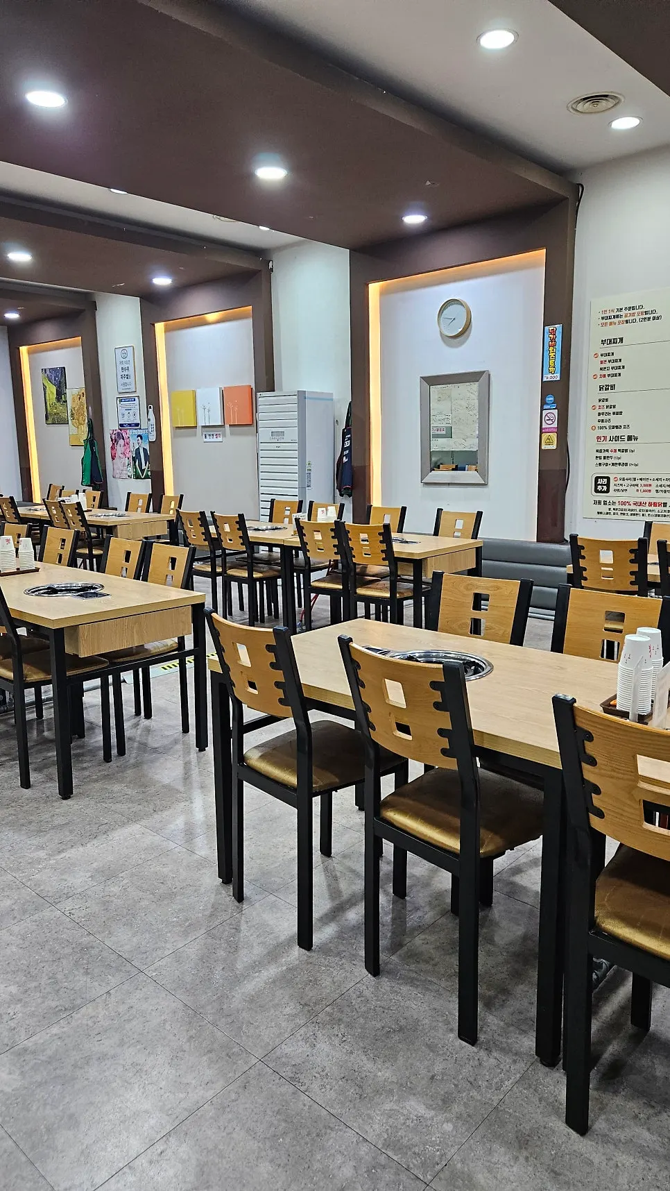 맘스의정부부대찌개 넓은 홀 테이블