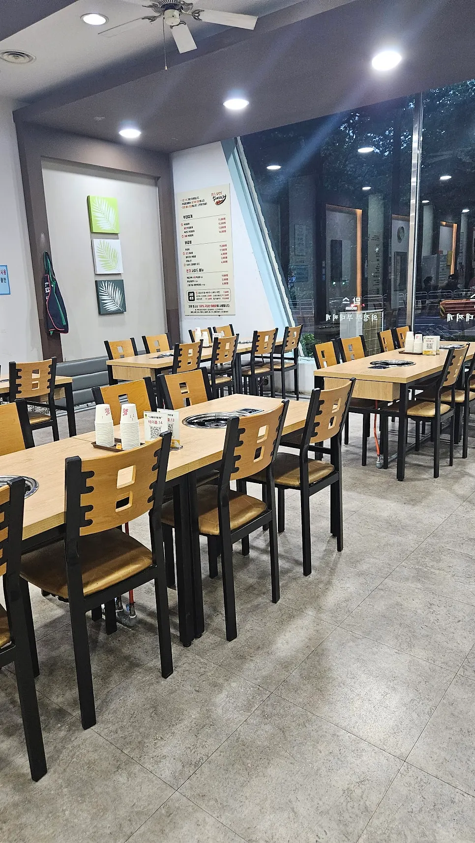 깔끔하게 정리된 식당 내부 전경
