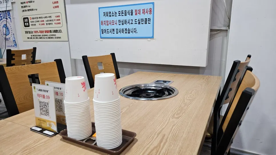 유명인 사인이 가득한 매장 한쪽 벽