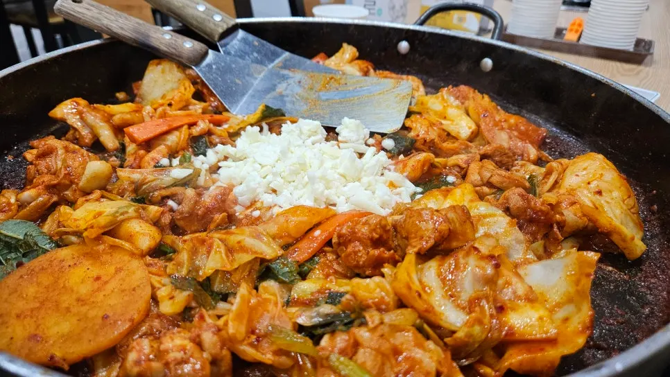 철판에 담겨 나온 치즈닭갈비