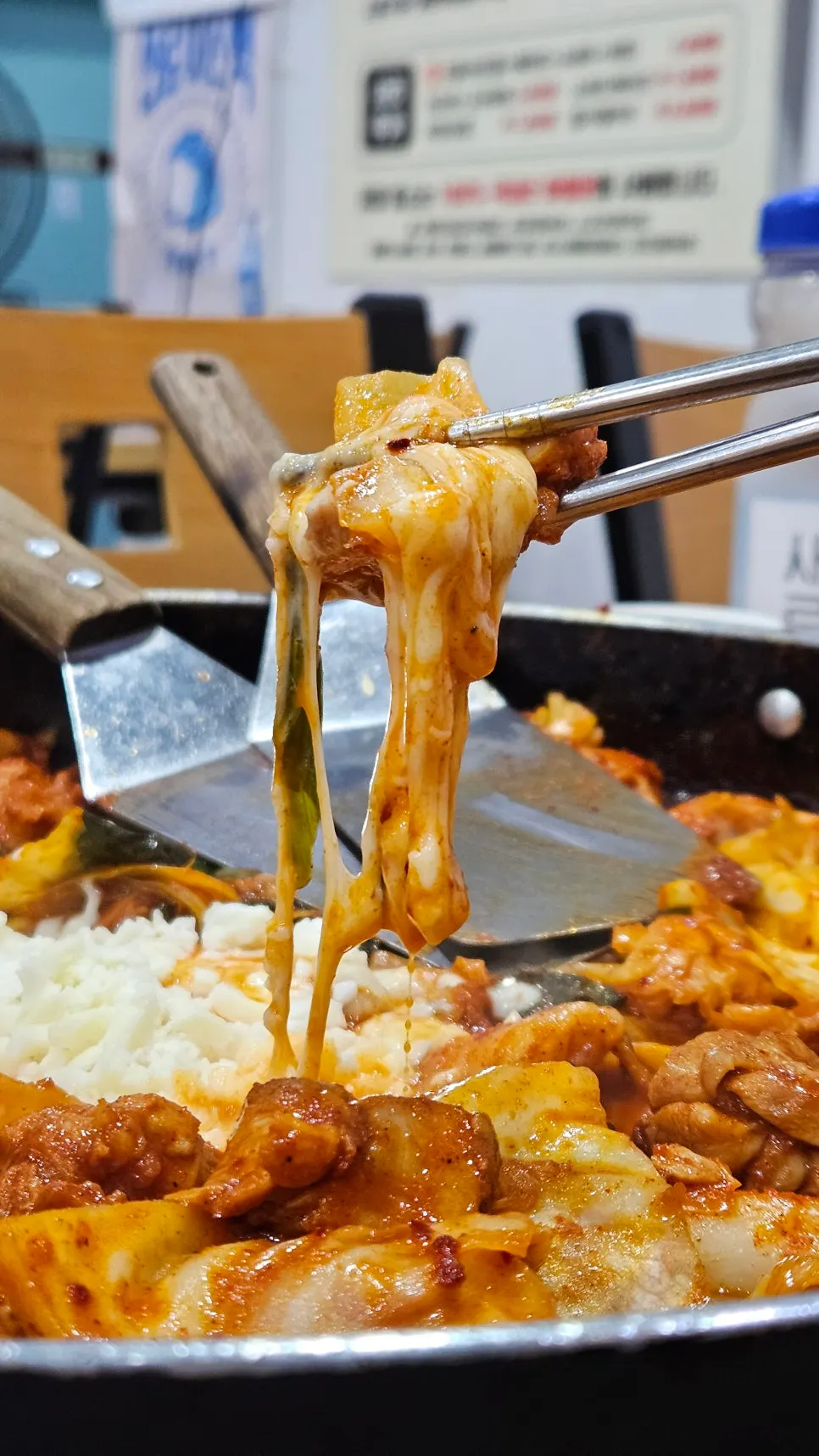 쭉 늘어나는 치즈닭갈비 한 점