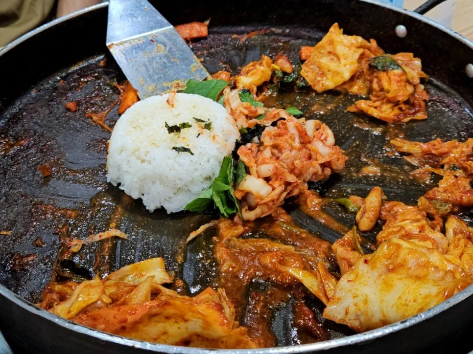 철판에 볶아주는 마무리볶음밥