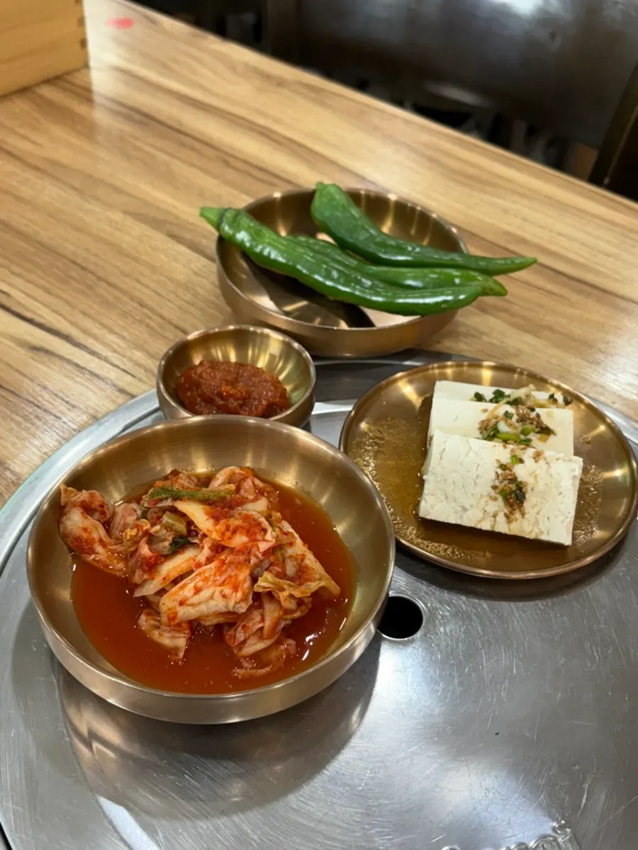 두부와 간장이 놓인 천제국수 밑반찬 상차림
