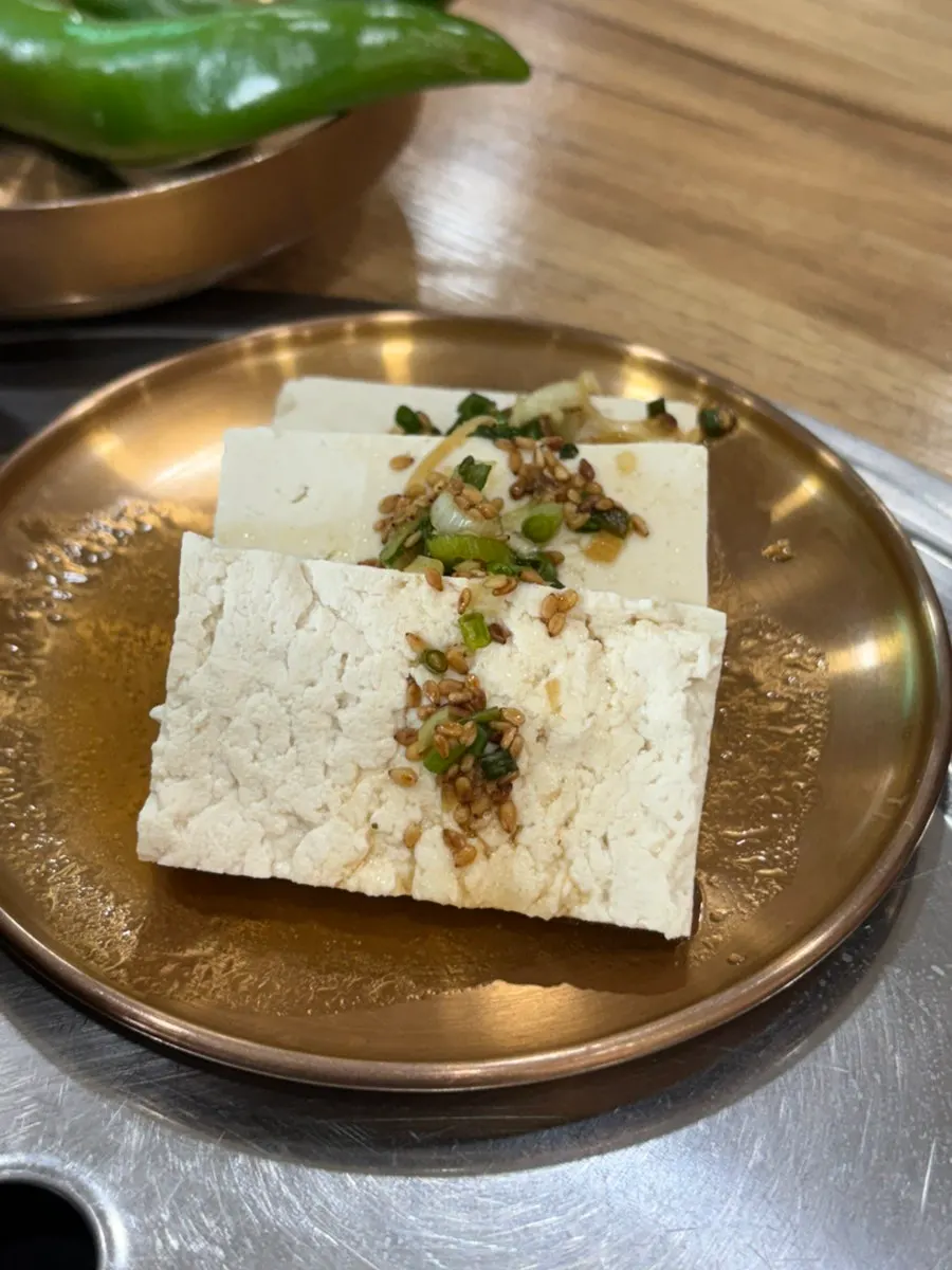 천제국수 밑반찬 접시 근접 사진