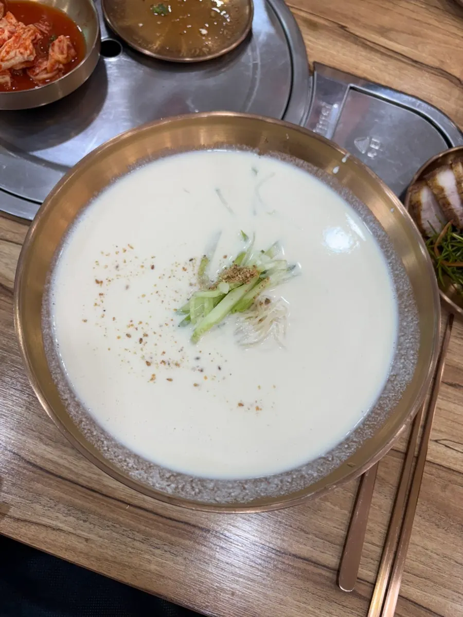 큰 그릇에 담겨 나온 천제국수 국수 상차림