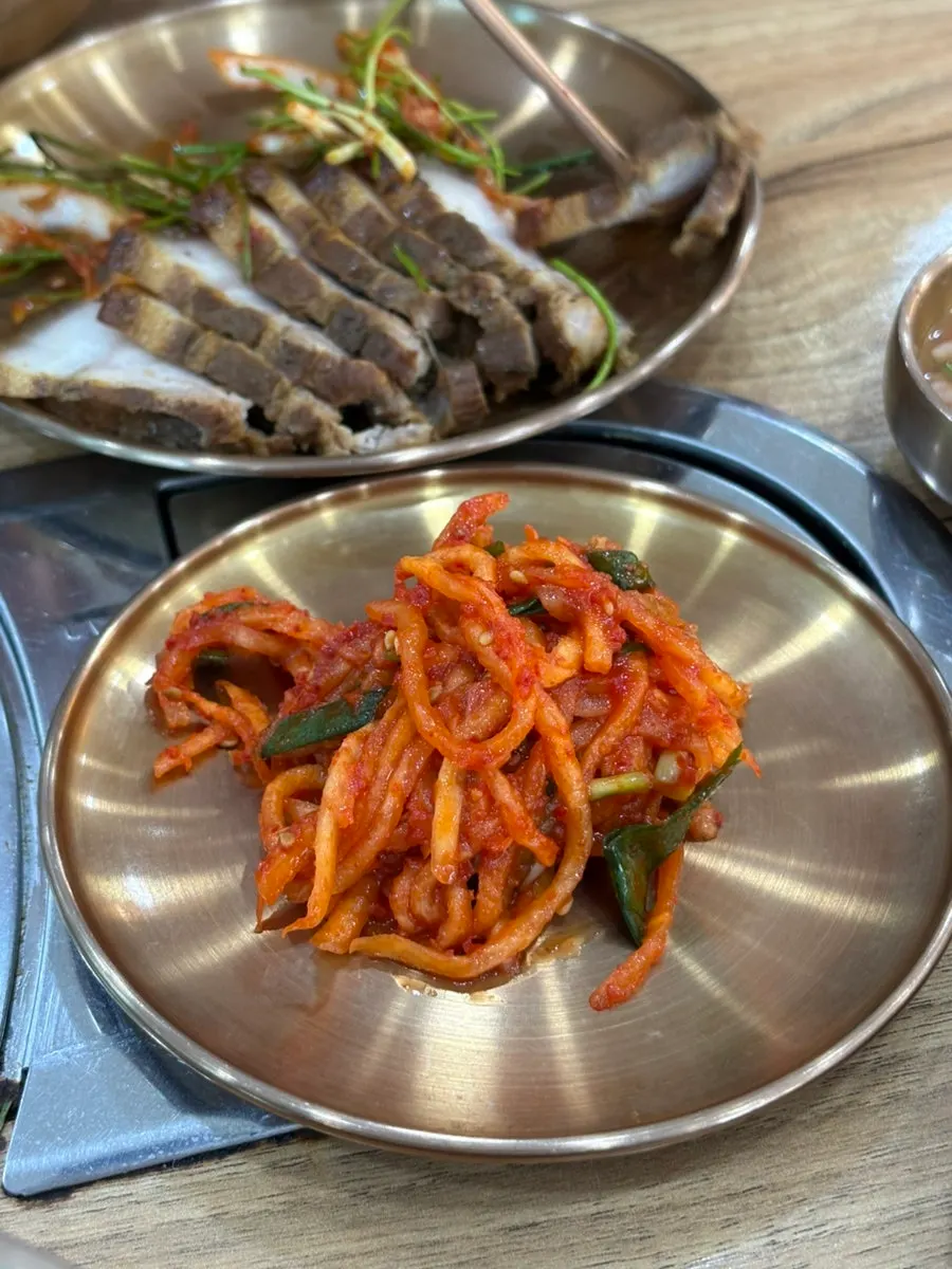 천제국수 콩국수와 잔치국수가 놓인 테이블