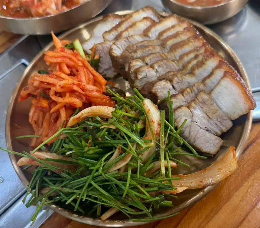 ₩8,000 single-serving suyuk with radish salad and salted shrimp