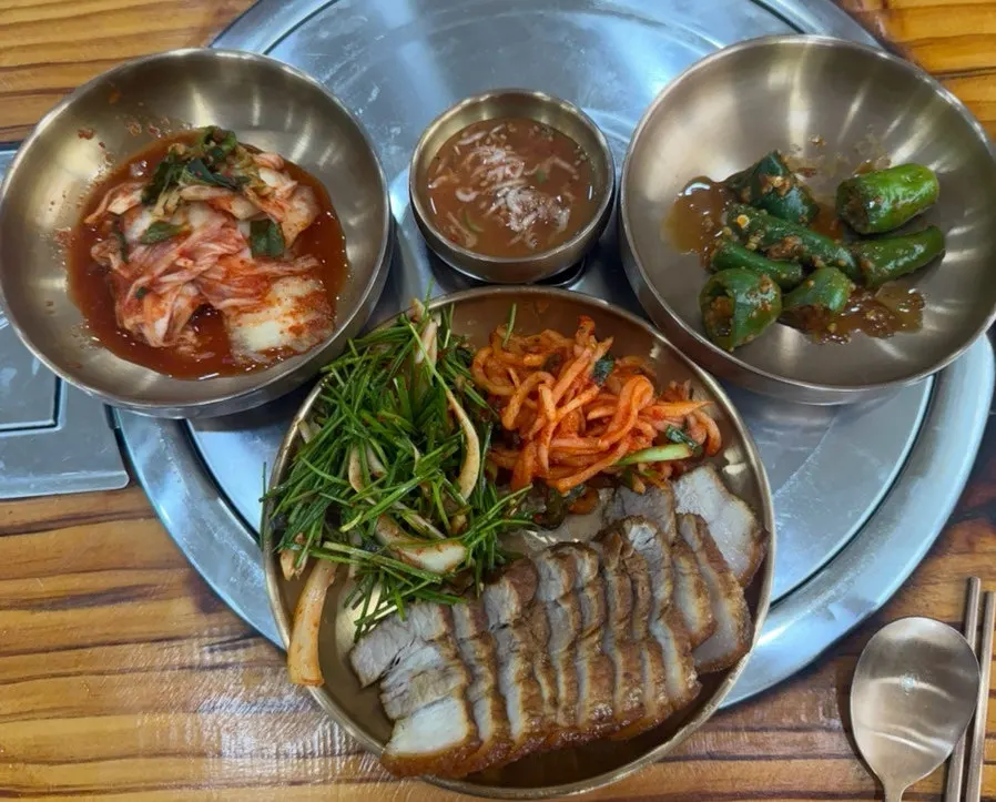 A piece of suyuk paired with noodles