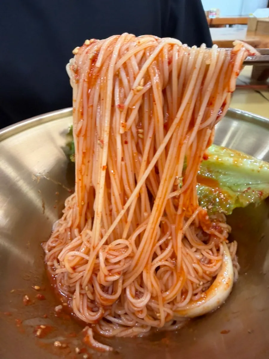 Mixing the bibim guksu