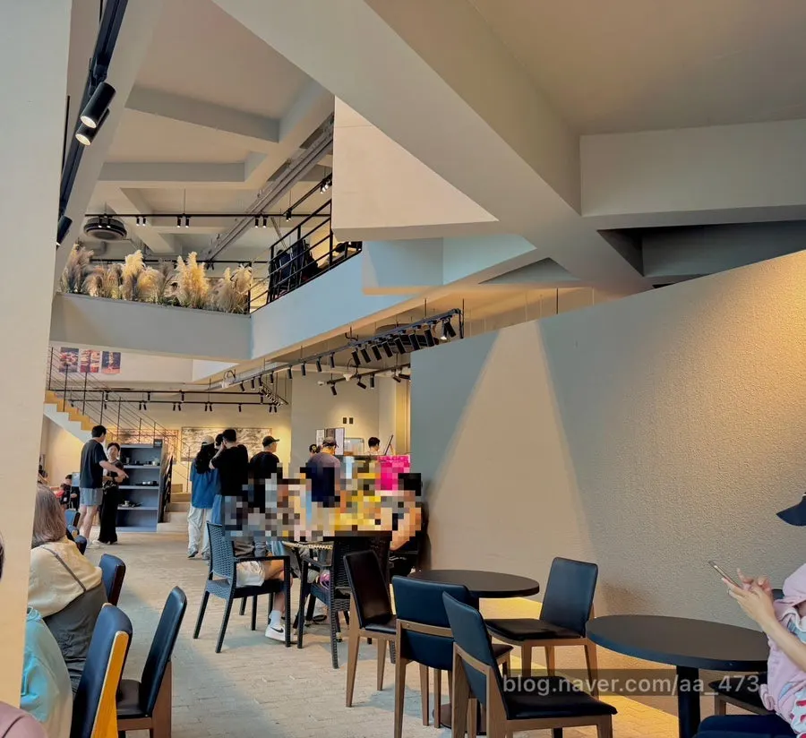 High-ceilinged indoor seating at Heuksadang