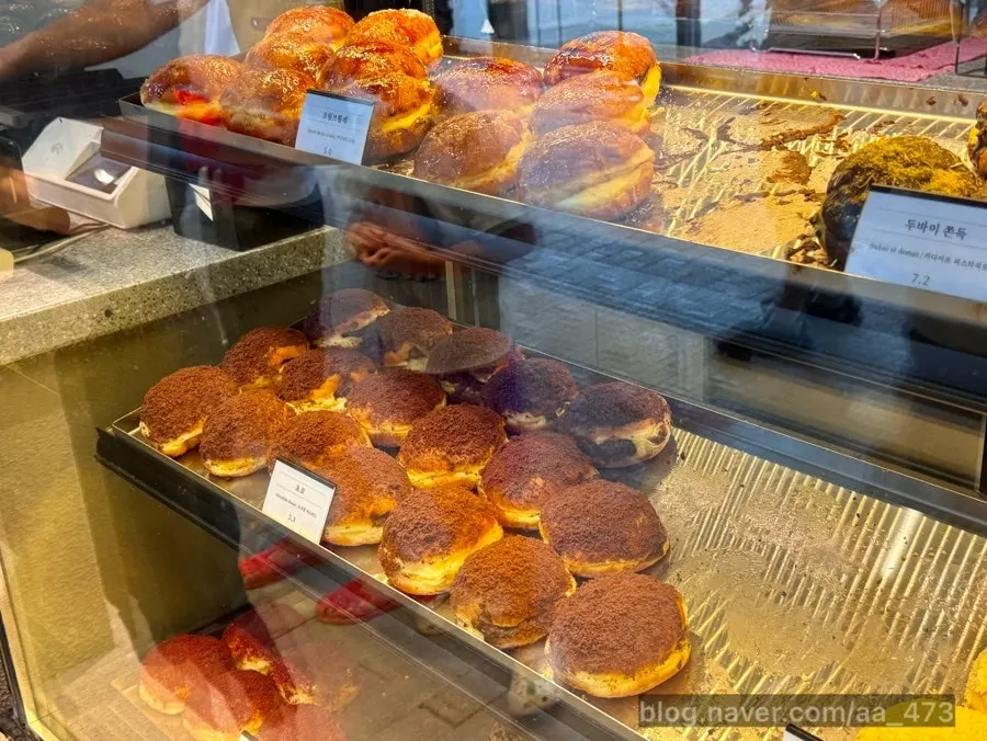Heuksadang donut display arranged by type