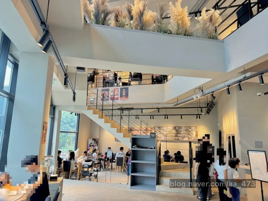 Heuksadang packed with weekend customers