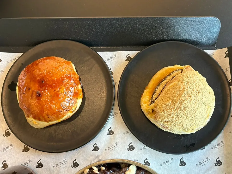 Doughnuts and patbingsu at Heuksadang, a café in Heyri Village, Paju