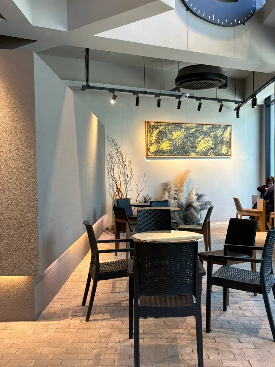 View of the inner seating area on Heuksadang's 1st floor