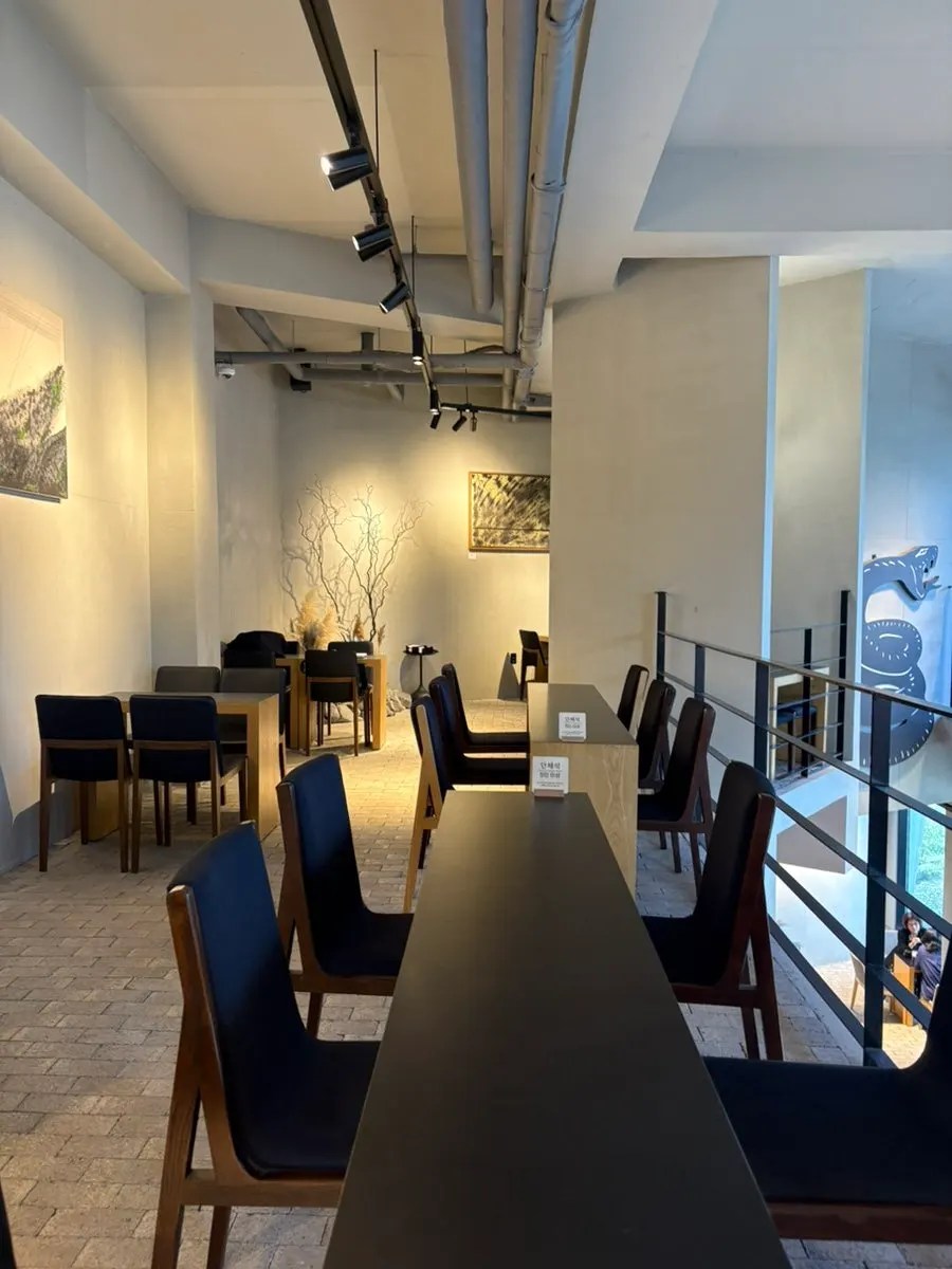 Large table at Heuksadang suited for group visitors