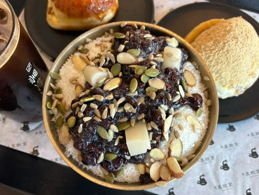 Patbingsu and two doughnuts on the table at Heuksadang
