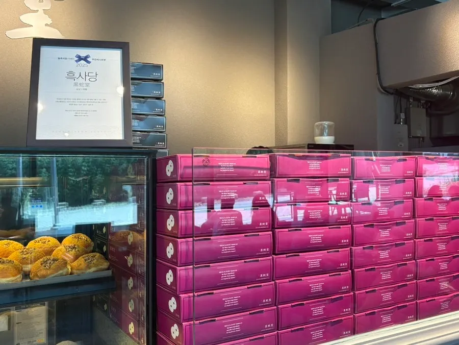 Heuksadang doughnut takeout box and gift packaging