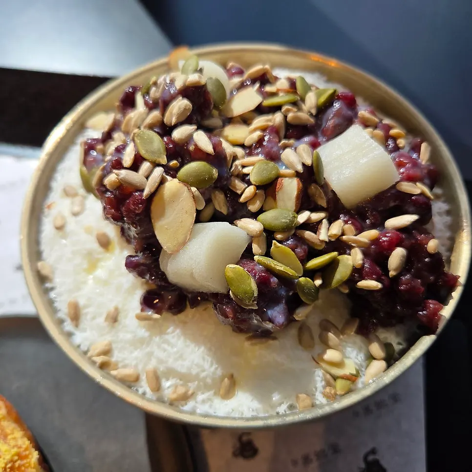 팥과 견과류가 올라간 흑사당 팥빙수