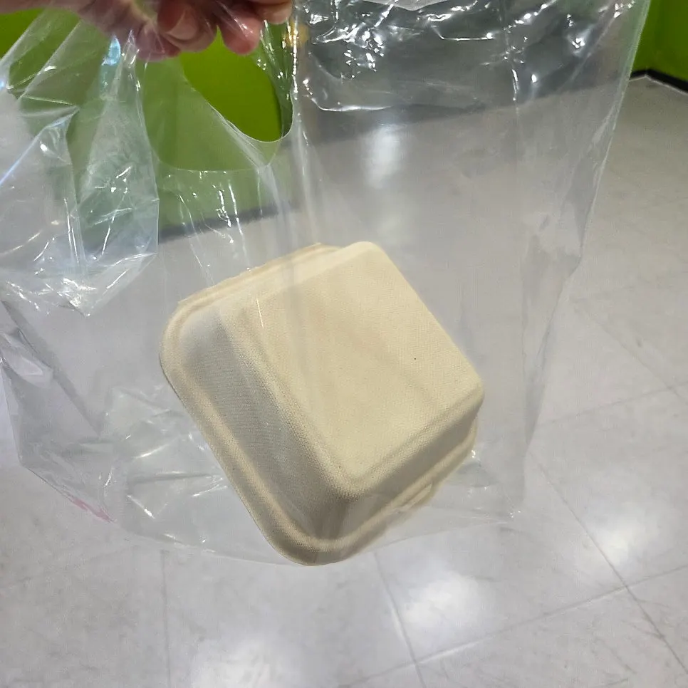 반짝이게 코팅된 크림브륄레 도넛 표면