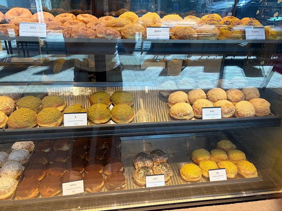 Price list by doughnut type at Heuksadang